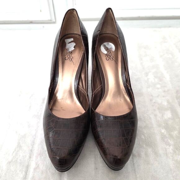 Carlos Santana Croc Skin Chocolate Brown Heels - 6M - Picture 3 of 8